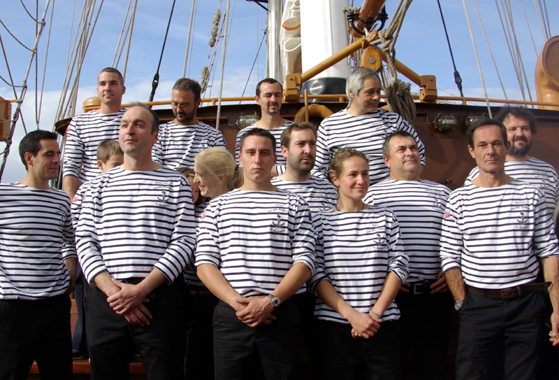 L'équipage dimanche dans le port de Fécamp (à droite, Patrice Franseschi). Crédits : CNES/J. Watelet.