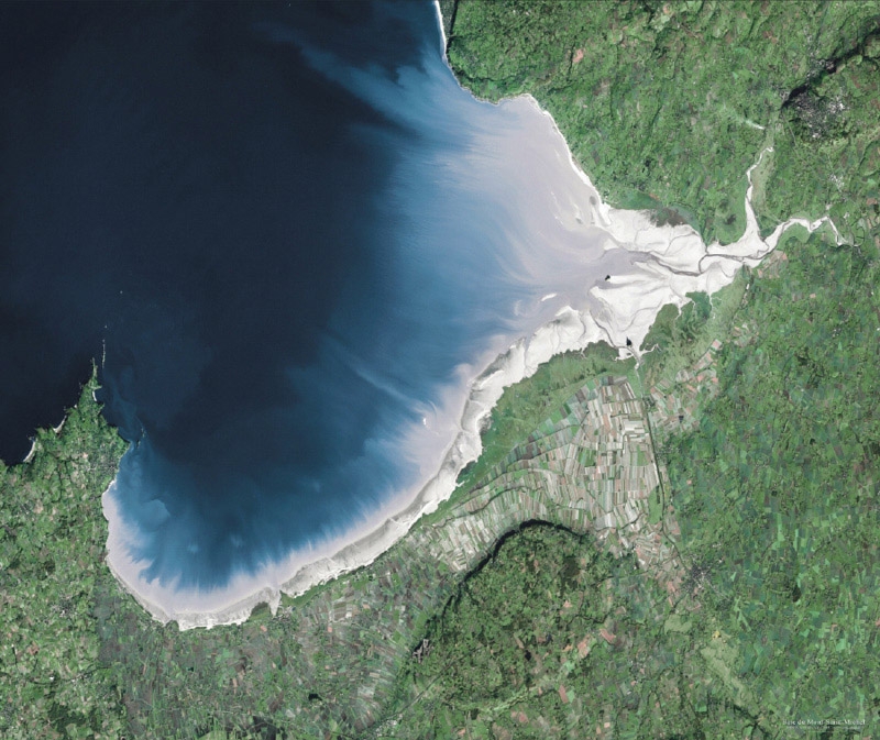La baie du Mont St-Michel vue par Spot 5. Crédits : CNES/Distribution Spot Image/2003