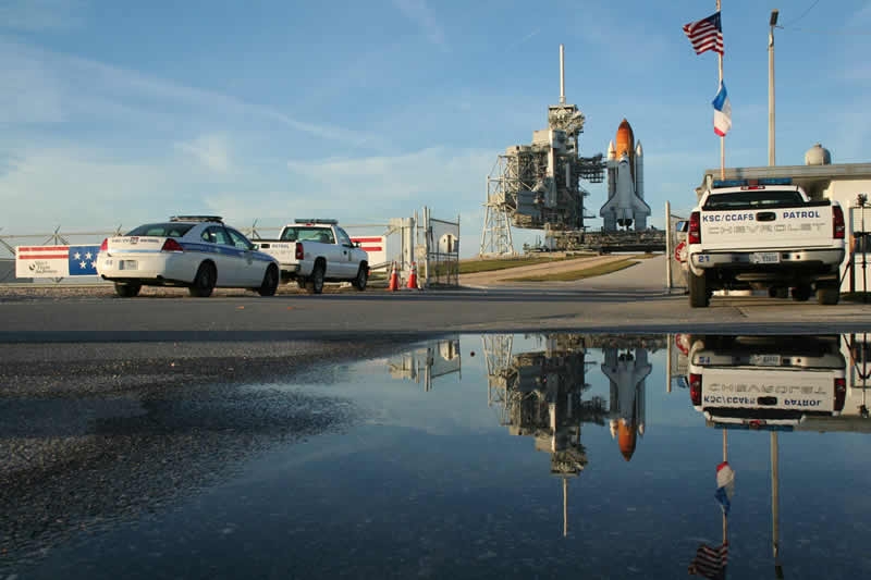 La navette Atlantis sur son pas de tir en Floride le 6 décembre dernier quelques heures avant le premier report de lancement de la mission STS-122. Crédits : Pierre-François Mouriaux