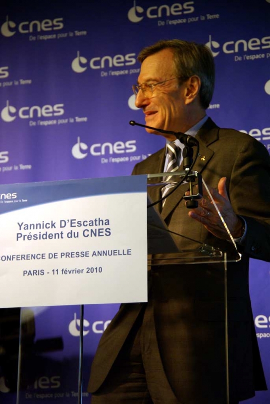 Yannick d&#039;Escatha, président du CNES, lors de sa conférence de presse annuelle le 11 février 2010. Crédits : CNES 