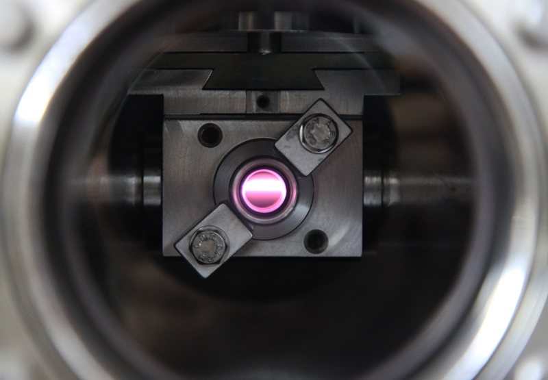 Le faisceau ultraviolet polarisé circulairement (UV-CPL) sur la ligne de lumière appelée DESIRS du synchrotron SOLEIL, matérialisé par son passage dans un filtre gazeux de xénon. Crédits : Thomas Lannes.