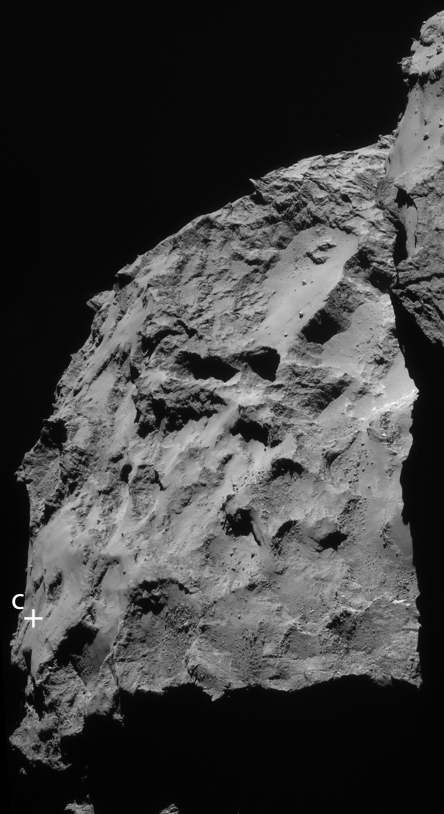 Portion de l’image montrant le grand lobe et la région du site C ; 14/09/2014, 30 km de distance, résolution de 2,5 m/pixel environ. Le bord du petit lobe et son ombre sont visibles sur la droite. Crédits : ESA/Rosetta/NavCam.